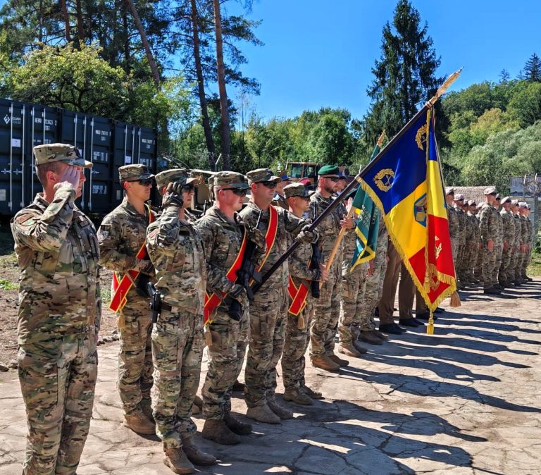 Prefectul Mihai Cătălin Văsii, prezent la ceremonia prilejuită de absolvirea Cursului de formare subofițeri în activitate specialitatea comando, promoția „Regina Maria – 150”