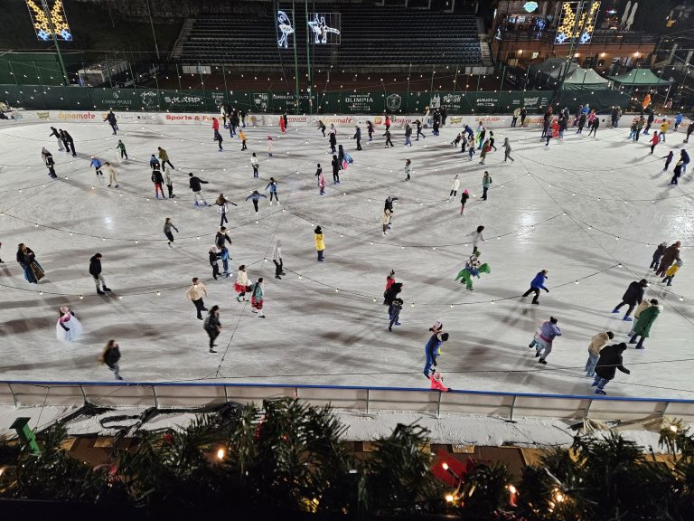 În ajun de Moş Nicolae, se deschide patinoarul de la Baza Sportivă Olimpia Brașov