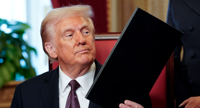 Donald Trump și amenințările pentru Iran după moartea soldaților americani