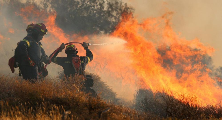 Incendii Creta: Pompieri decedați și evacuări de urgență
