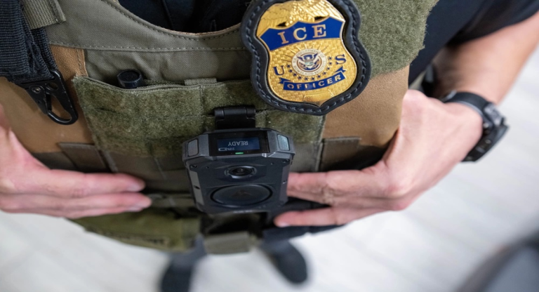 Agenţii ICE folosesc bodycam-uri pentru transparență în operațiuni