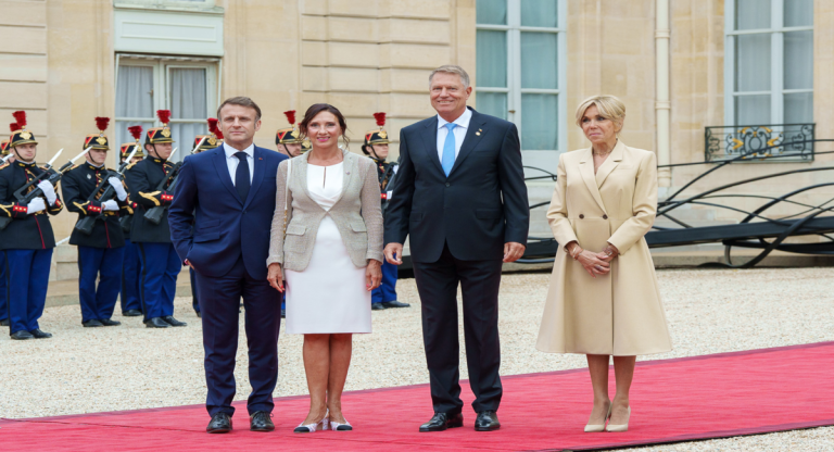 Emmanuel Macron distrângându-se cu jet ski-ul în mijlocul caniculei