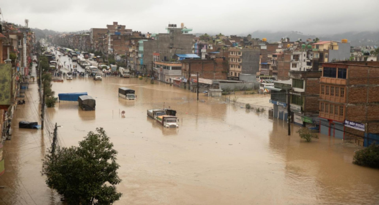 Inundații Nepal: Avertizări, victime și eforturi de salvare disperate